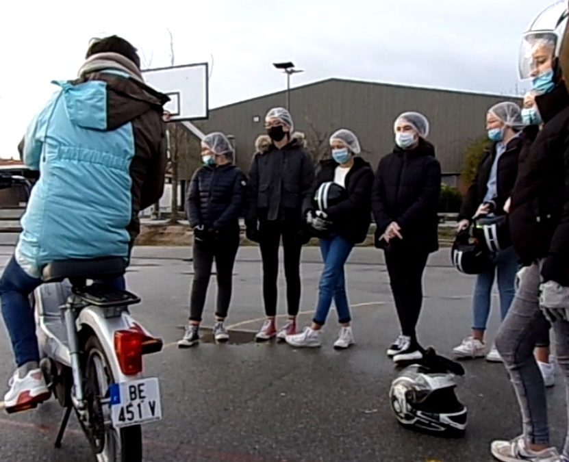 Des scooters s’invitent dans la cour du collège